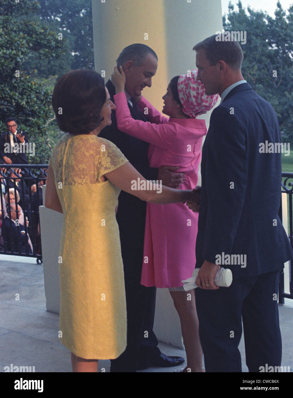 Brautpaar Luci und Patrick Nugent verabschieden sich der Präsident und die First Lady beim verlassen für ihre Flitterwochen. 6. August 1966. Stockfoto