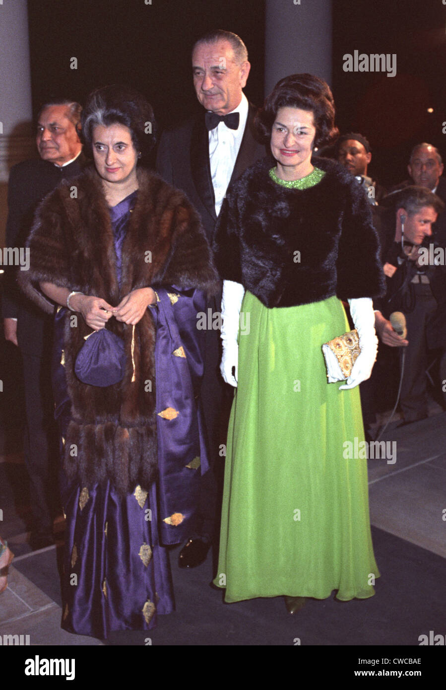 Indira Gandhi mit Präsidenten und Lady Bird Johnson vor dem Staat Mittagessen zu Ehren der indische Premierminister. 28. März 1966. Stockfoto