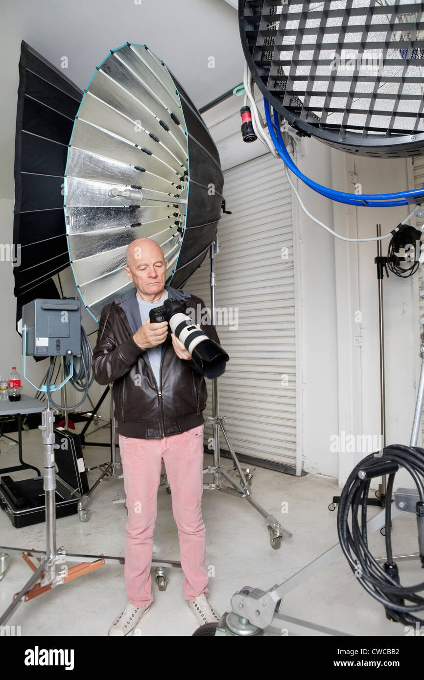 Senior Fotograf mit Kamera im studio Stockfoto