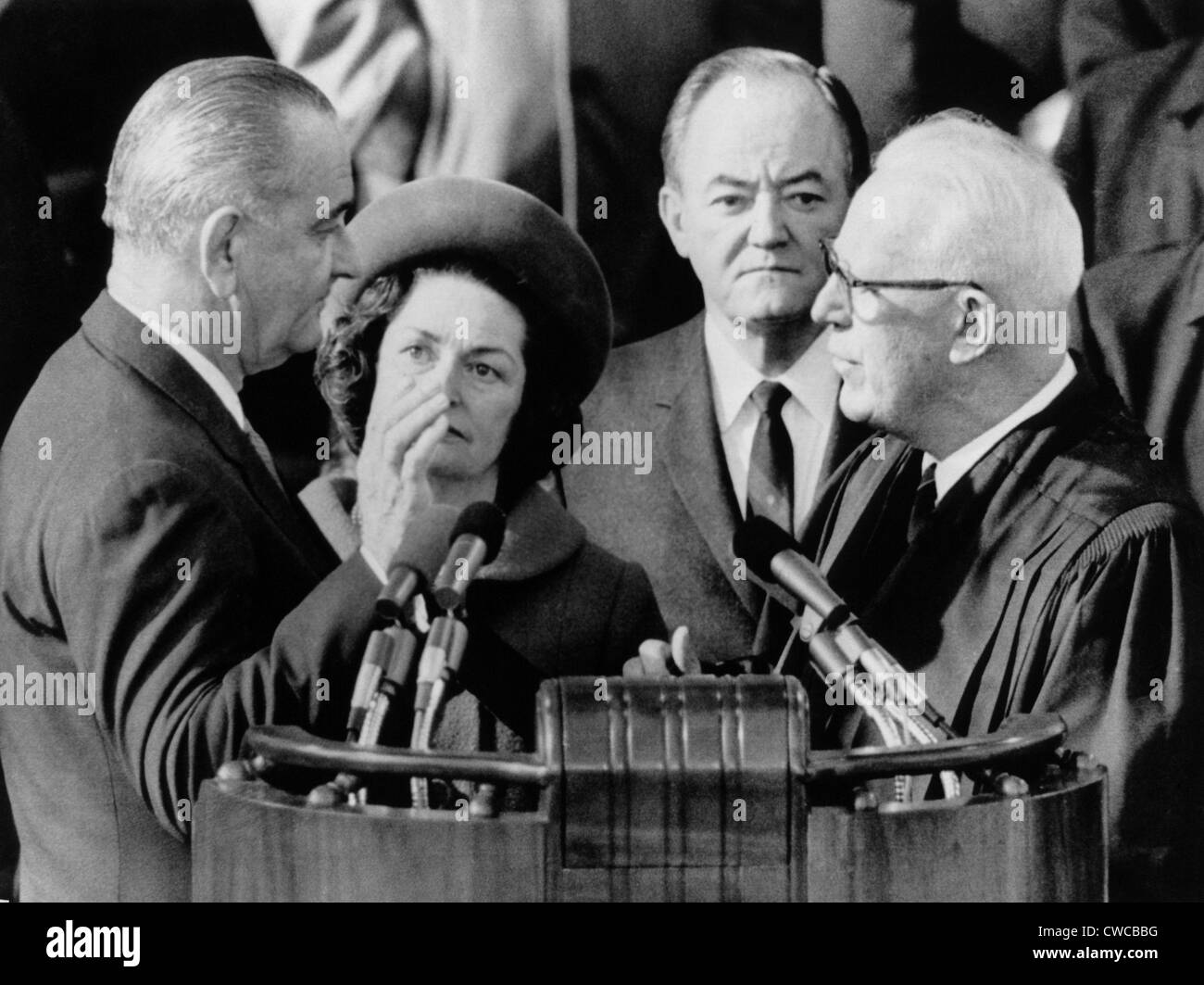 Einweihung des Präsidenten Lyndon. Chief Justice Earl Warren verwaltet den Amtseid, Johnson, als Lady Bird Johnson und Stockfoto