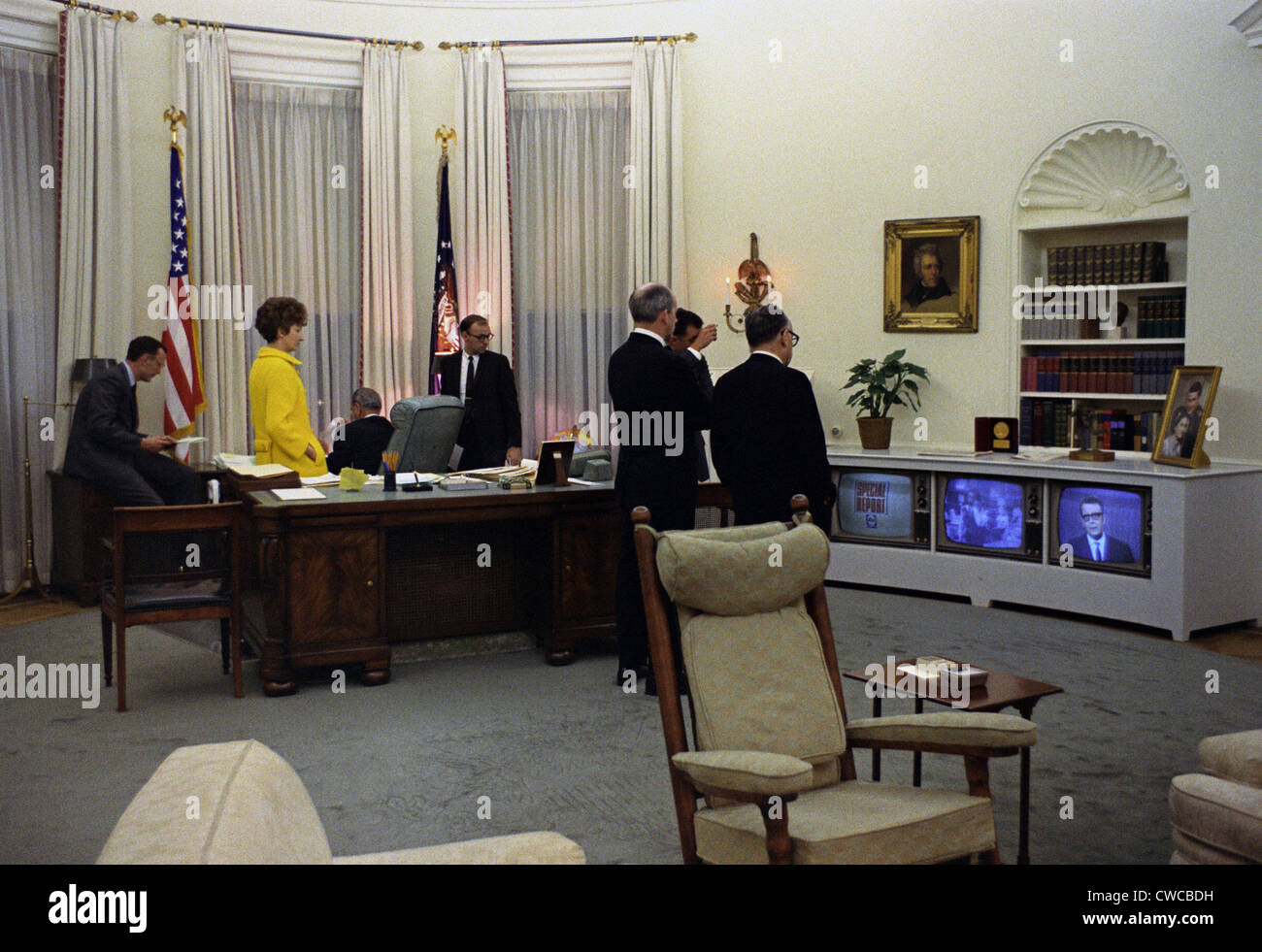 Präsident Lyndon Johnson und seine Mitarbeiter sehen TV Berichterstattung der Ermordung von Dr. Martin Luther King. 4. April 1968. Stockfoto
