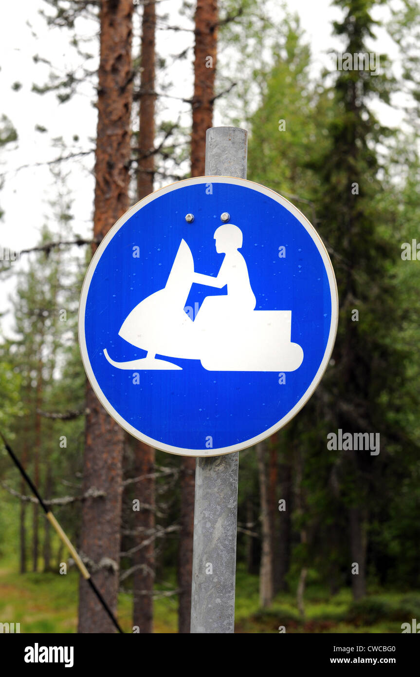 Schneemobil-Track in den finnischen Wäldern Stockfoto