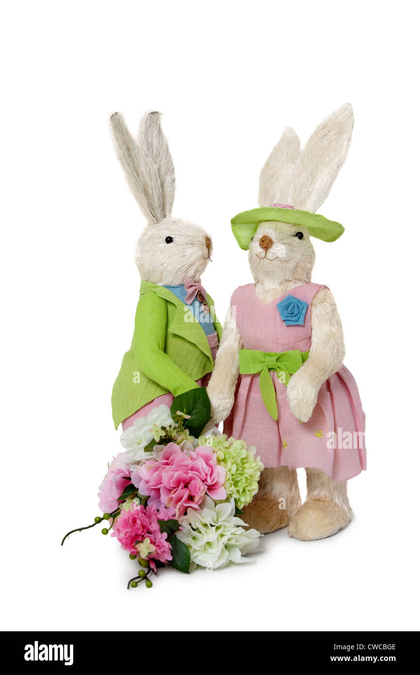 Weibliche und männliche Kaninchen mit Blume Blumenstrauß stehen auf weißem Hintergrund Stockfoto