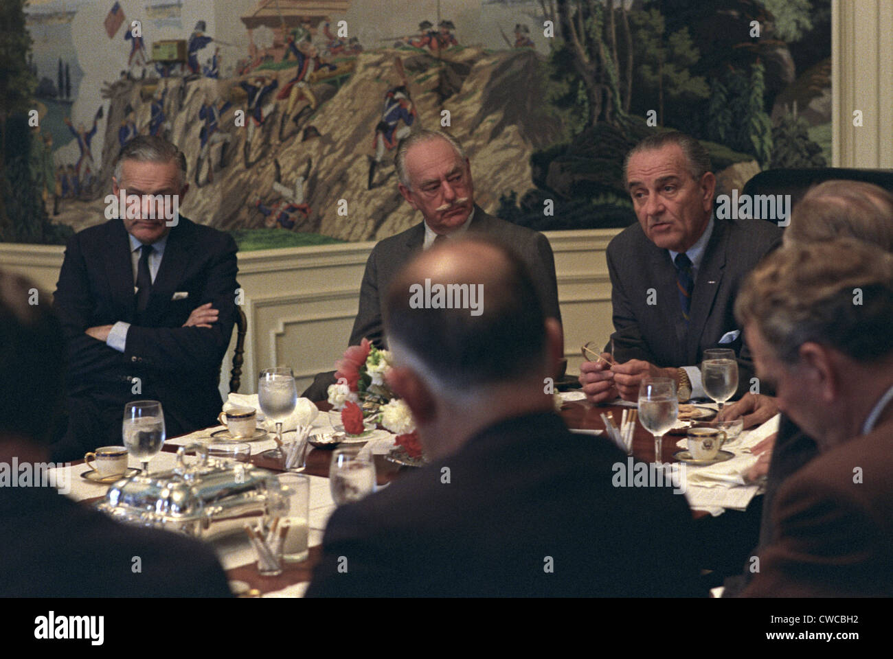 Präsident Lyndon Johnson Mittagessen treffen mit "The Wise Men," einer Gruppe von hochrangigen Politikern und Militärs Außenpolitik Stockfoto
