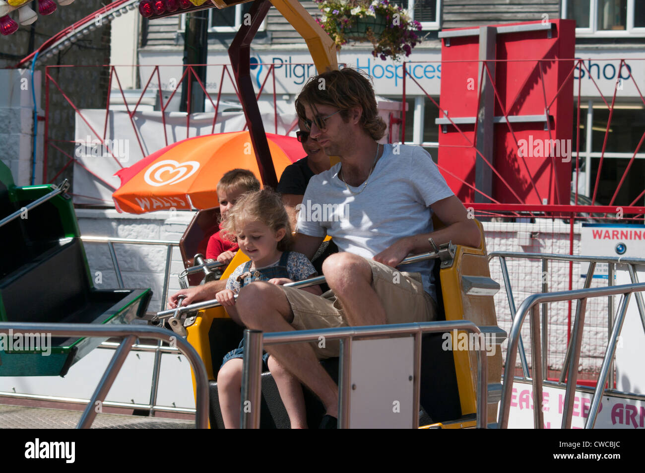 Vater und Tochter auf einen Ride UK Messegelände Kirmes Fahrgeschäfte Stockfoto