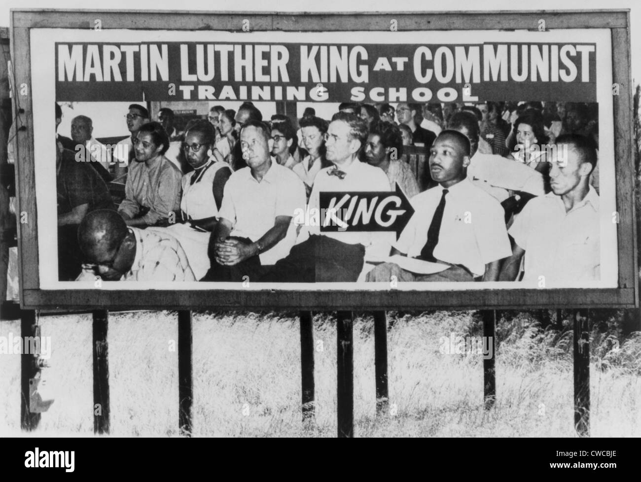 Kommunistischen Vorwurf. Plakat eines 50er Jahre Fotos von Martin Luther King und Rosa Parks unter anderem in einer Klasse an den Stockfoto