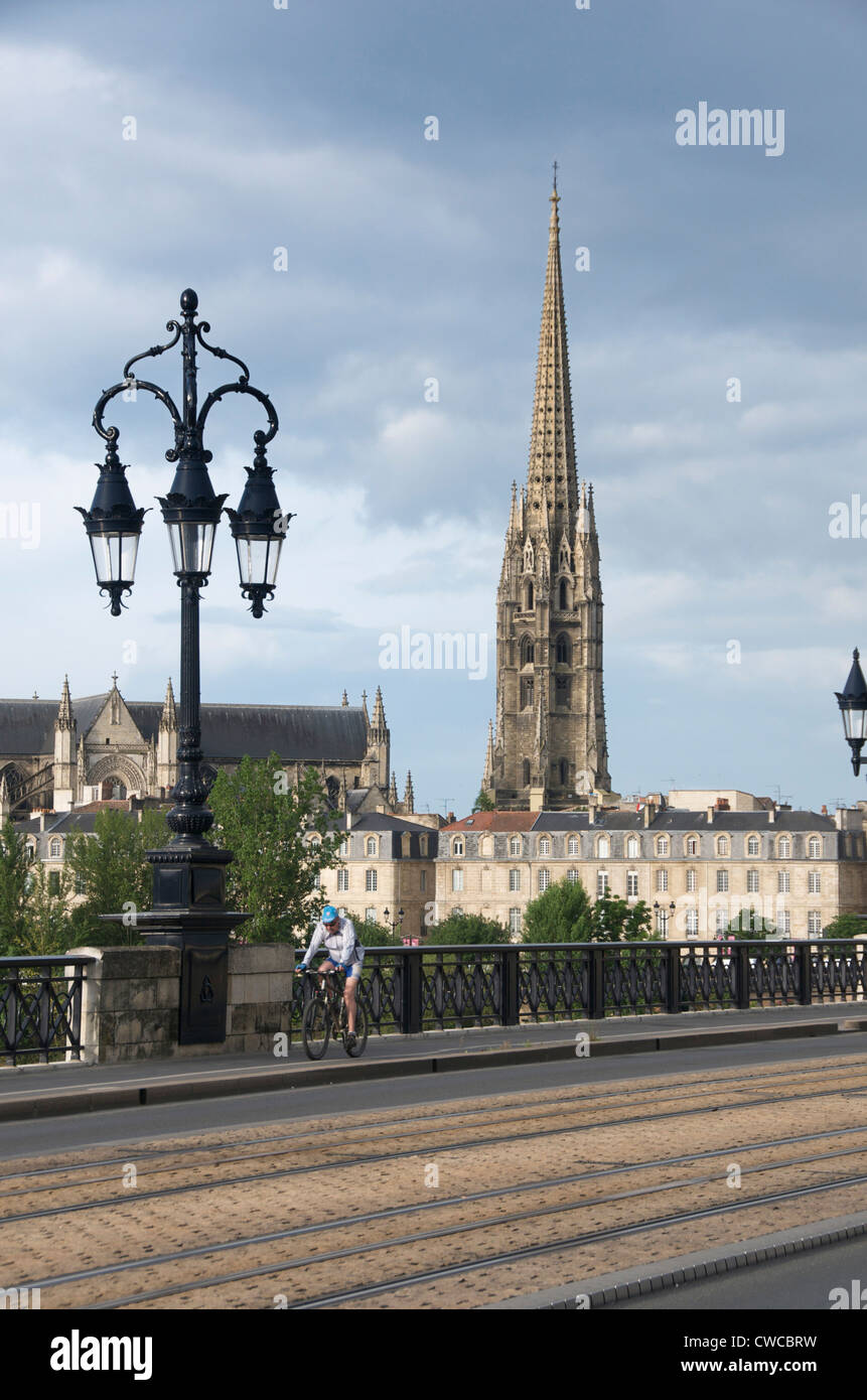 Bordeaux. Die alte Brücke Pont de Pierre, Turm der Kirche Saint Michel, Gironde, Nouvelle Aquitaine, Frankreich Stockfoto