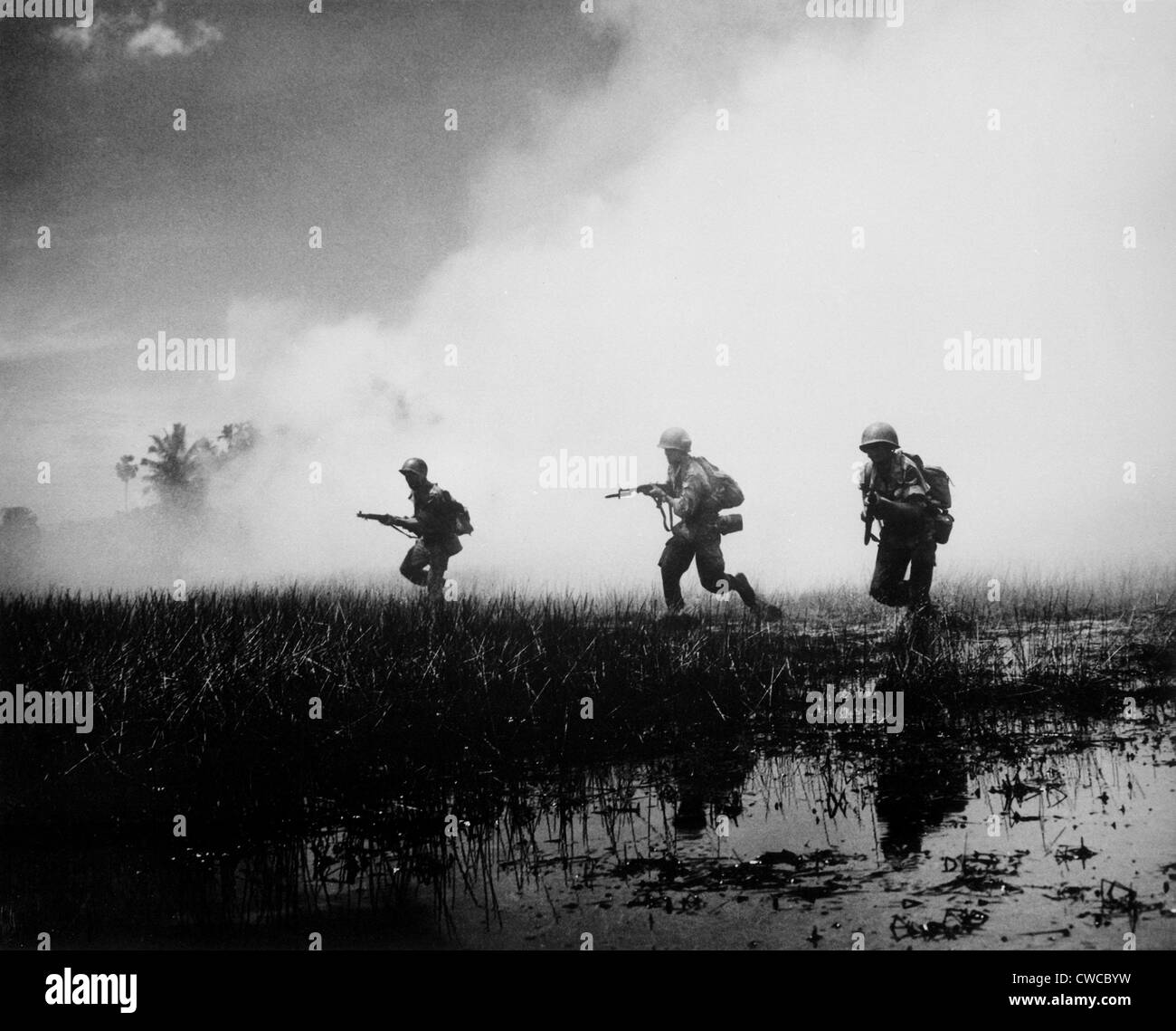 Vietnam-Krieg. Südvietnamesische Truppen in Kampfhandlungen gegen die kommunistischen Viet Cong Guerilla in den Sümpfen des Mekong Stockfoto