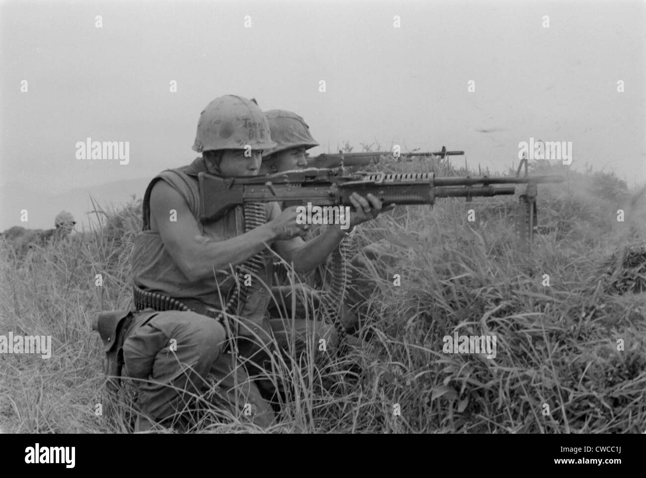Vietnam-Krieg. US-Marine-MG-Schütze und Schütze Feuer auf den Feind in der Nähe der entmilitarisierten Zone in Vietnam. 13. Mai 1967. Stockfoto