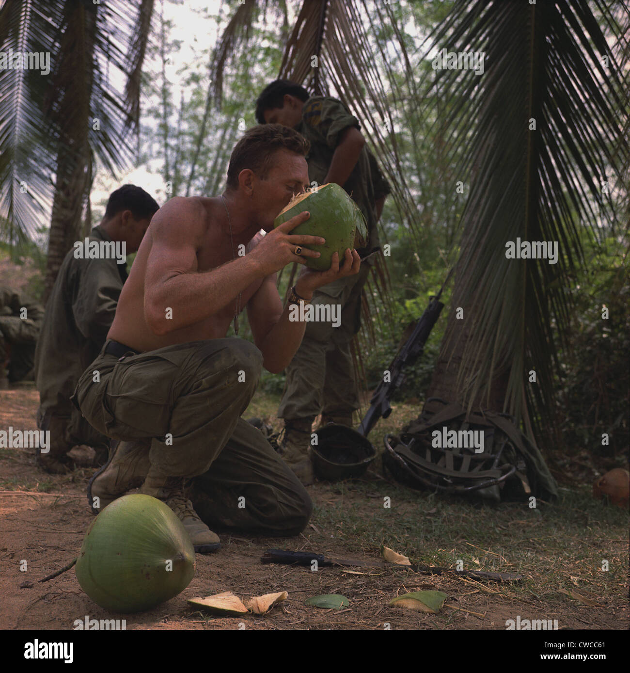 Vietnam-Krieg. U.S. Army Sergeant, nimmt einen Schluck frische Kokosmilch während einer Pause bei der Suche nach dem Feind während des Betriebs Stockfoto