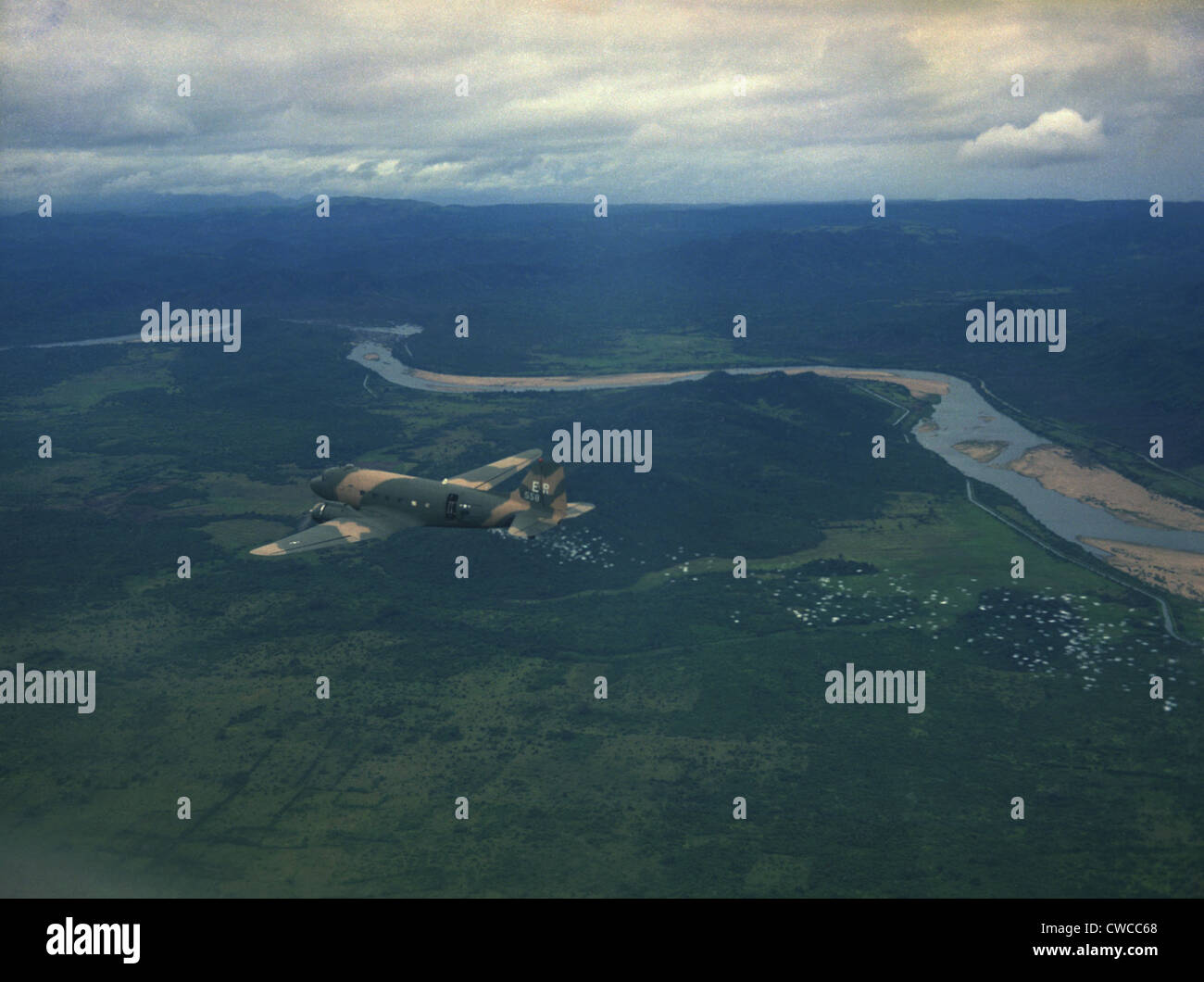 Vietnam-Krieg. Eine US Luftwaffe c-47 frei psychologische Kriegsführung Flugblätter in der Nähe von Nha Trang, Südvietnam. Die Südvietnamesen Stockfoto
