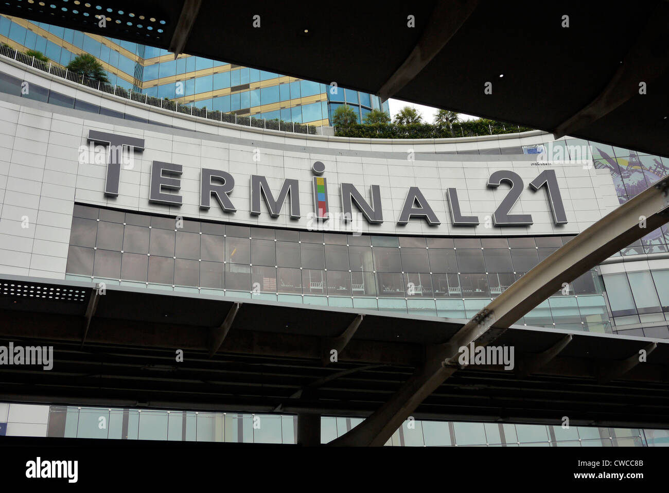 Terminal 21 Shopping Mall Zeichen in Bangkok Thailand fotografiert von der BTS-Skytrain-Station Asok Stockfoto