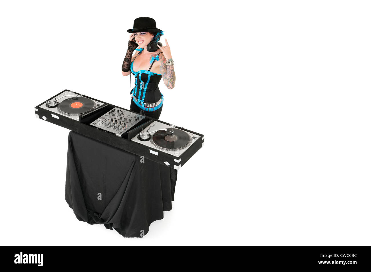 Porträt von weiblichen DJ Gestik Rock unterzeichnen auf weißem Hintergrund Stockfoto