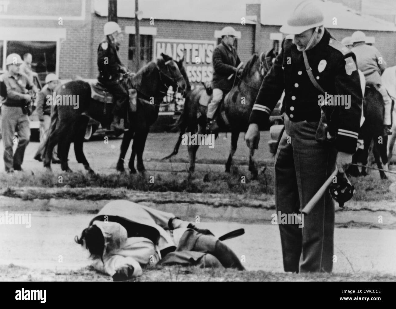 Alabama State Trooper steht über eine verletzter Demonstrant auf Bloody
