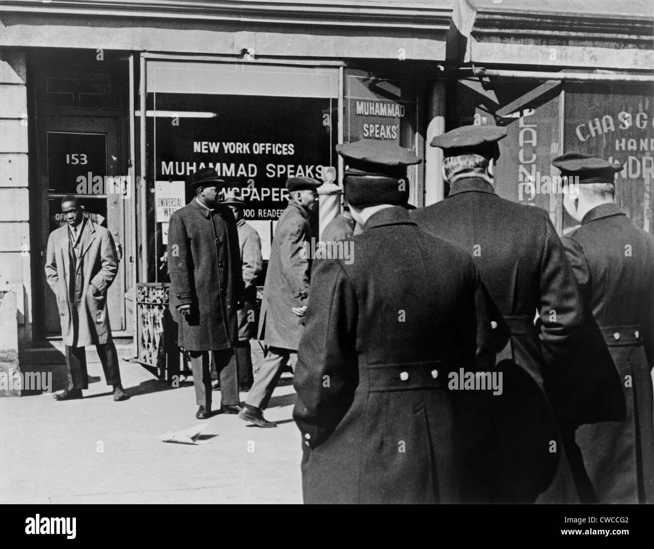 Polizei vor einem schwarzen Muslime Büro in einer New-York-City-Straße stehen. 1965. Stockfoto