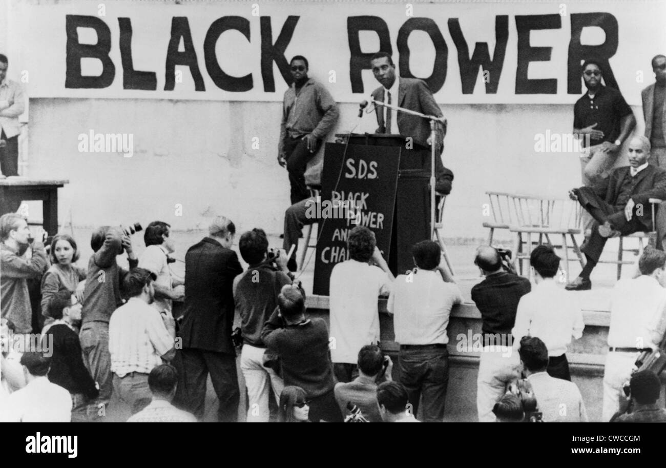Stokely Carmichael anlässlich der University of California in Berkeley. Ein großes Schild mit 'Black Power' und SDS Initialen für die Stockfoto
