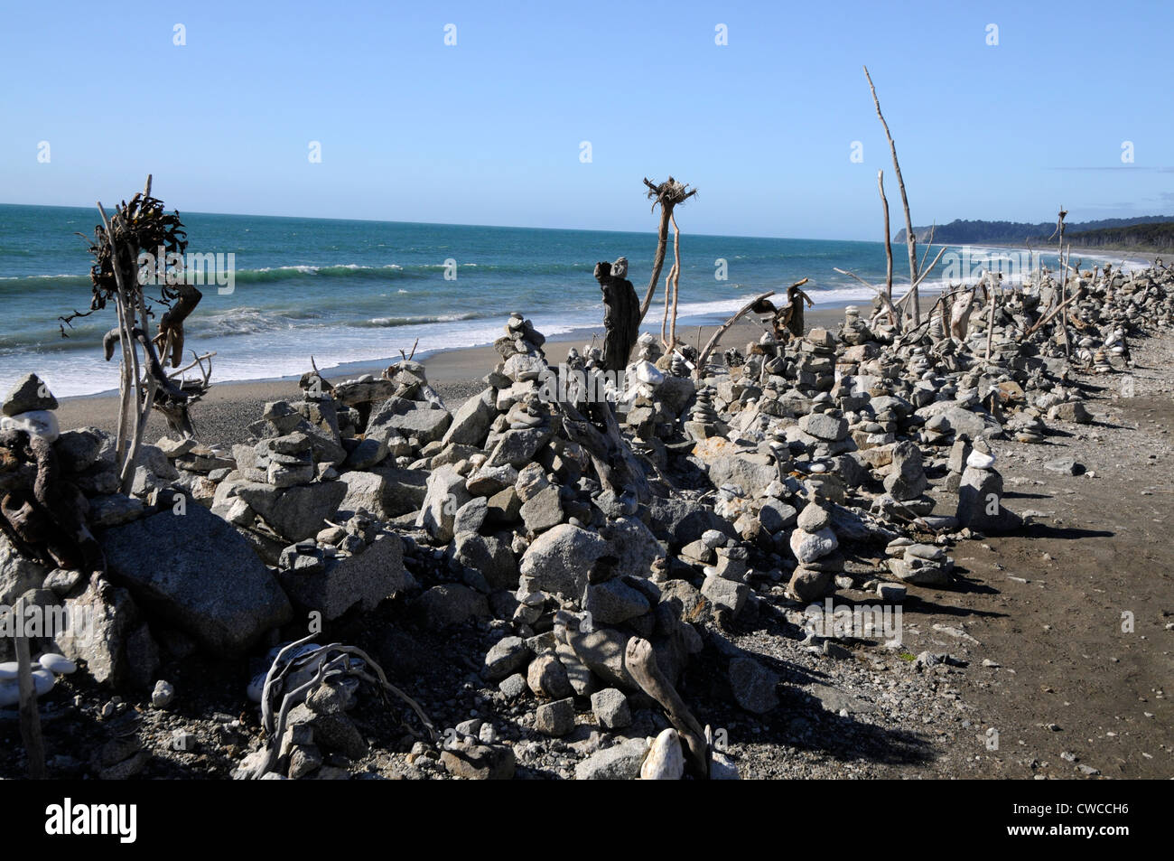 Bruce Bay liegt einige Meilen nördlich von Haast an der Westküste von South Island in Neuseeland. Die Bucht ist übersät mit Haufen von kleinen Felsen, Steinen und Stockfoto