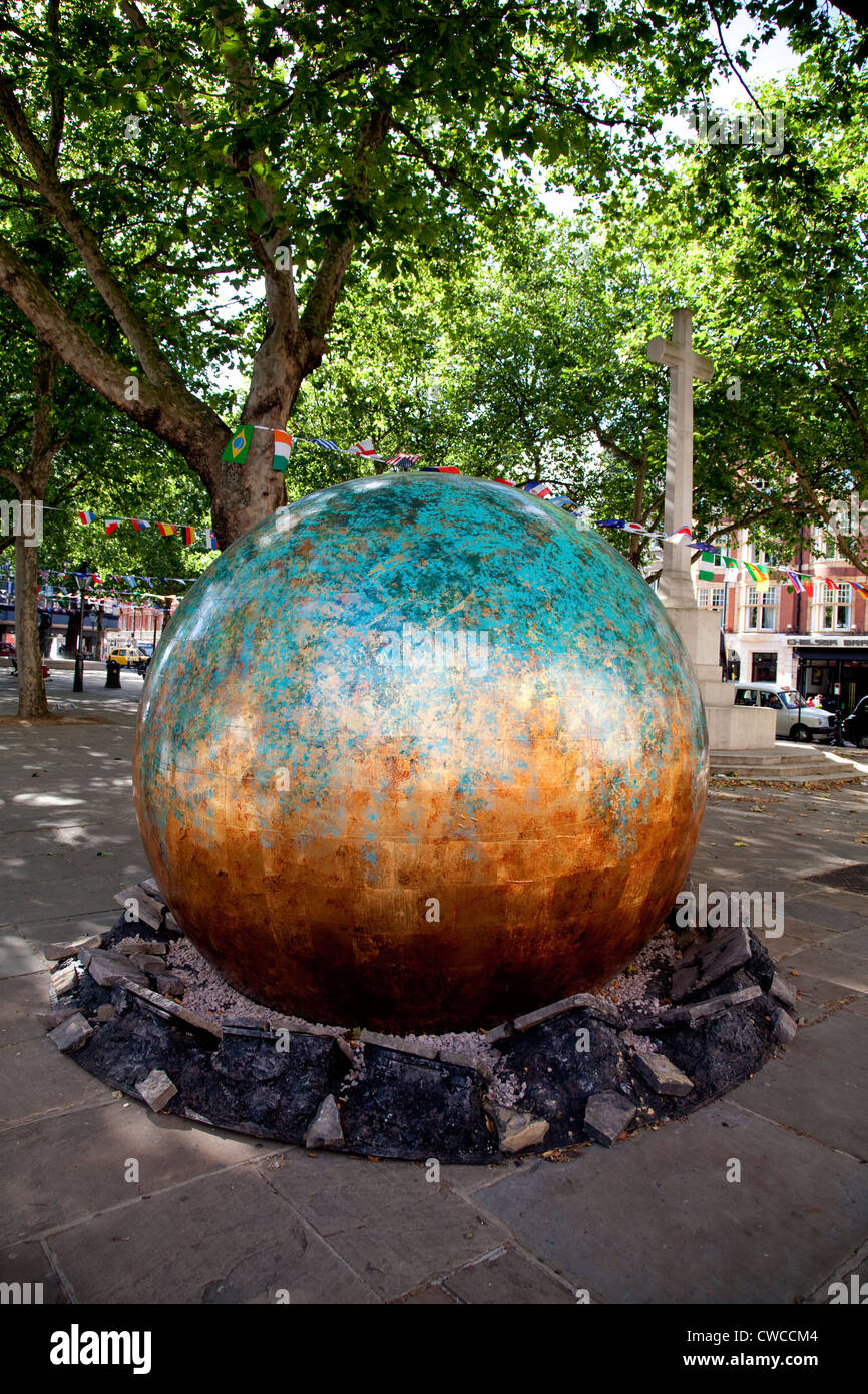 2012 Olympiade in London. Geschenke von der Olympischen Götter: Shot-Put ist ein gigantischer Nachbau eines Olympischen standard Kugelstoßen und Maßnahmen 3 Meter im Durchmesser. Stockfoto