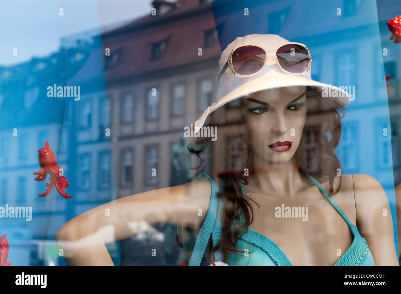 Porträt von weibliche Schaufensterpuppe im Schaufenster. Reflexionen der umliegenden Gebäude. Stockfoto