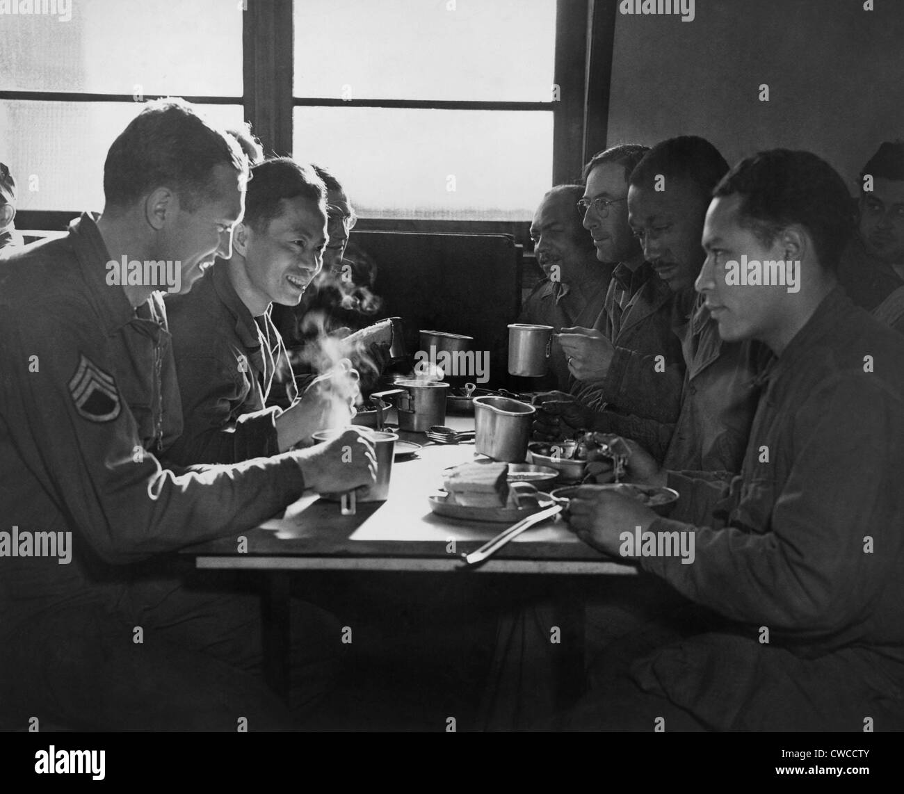 Afro-Amerikaner, Chinesen, Puerto Rico und weiß US-Soldaten zusammen in einer Kantine zu essen. Sie sind alle in der Armee dienen. Stockfoto