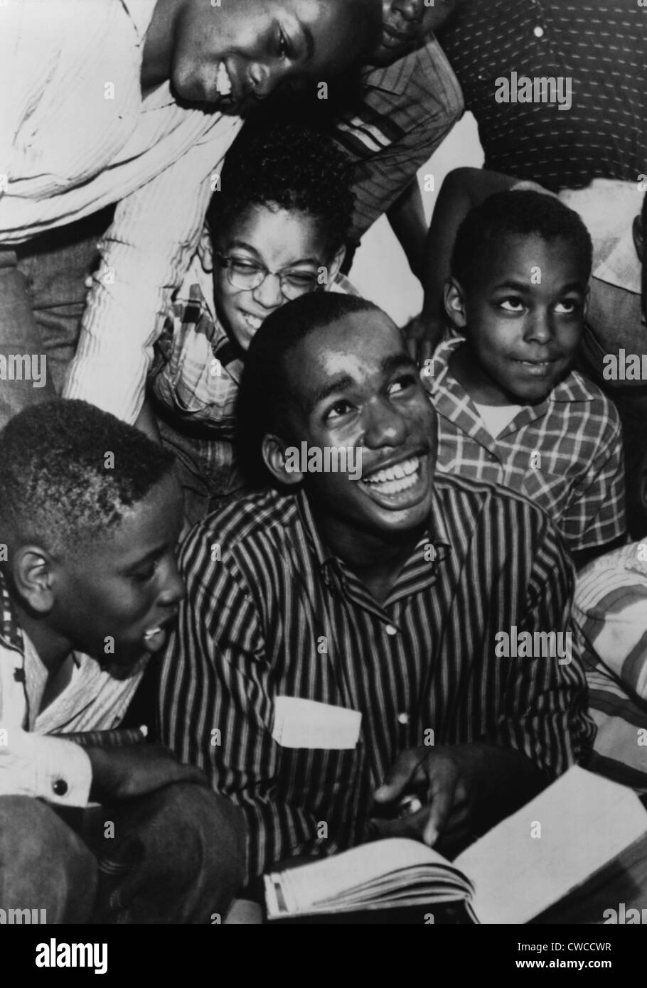 Ernest Green, einer der Little Rock Nine, zeigt sein neue Lehrbuch zu seinen Freunden, nach seinem ersten vollen Tag in Little Rock Stockfoto