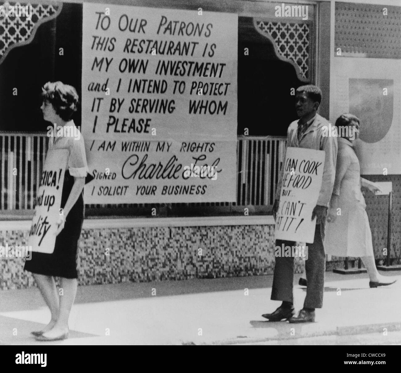 Menschen, die Streikposten vor ein Atlanta-Restaurant die Segregationist Zeichen anzeigt. 1963. Stockfoto