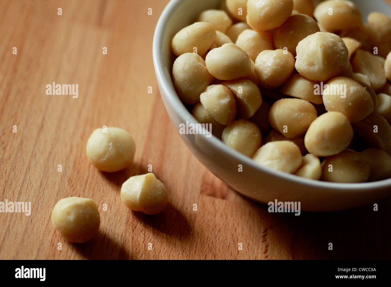 Macadamia-Nüssen in Schüssel Stockfoto