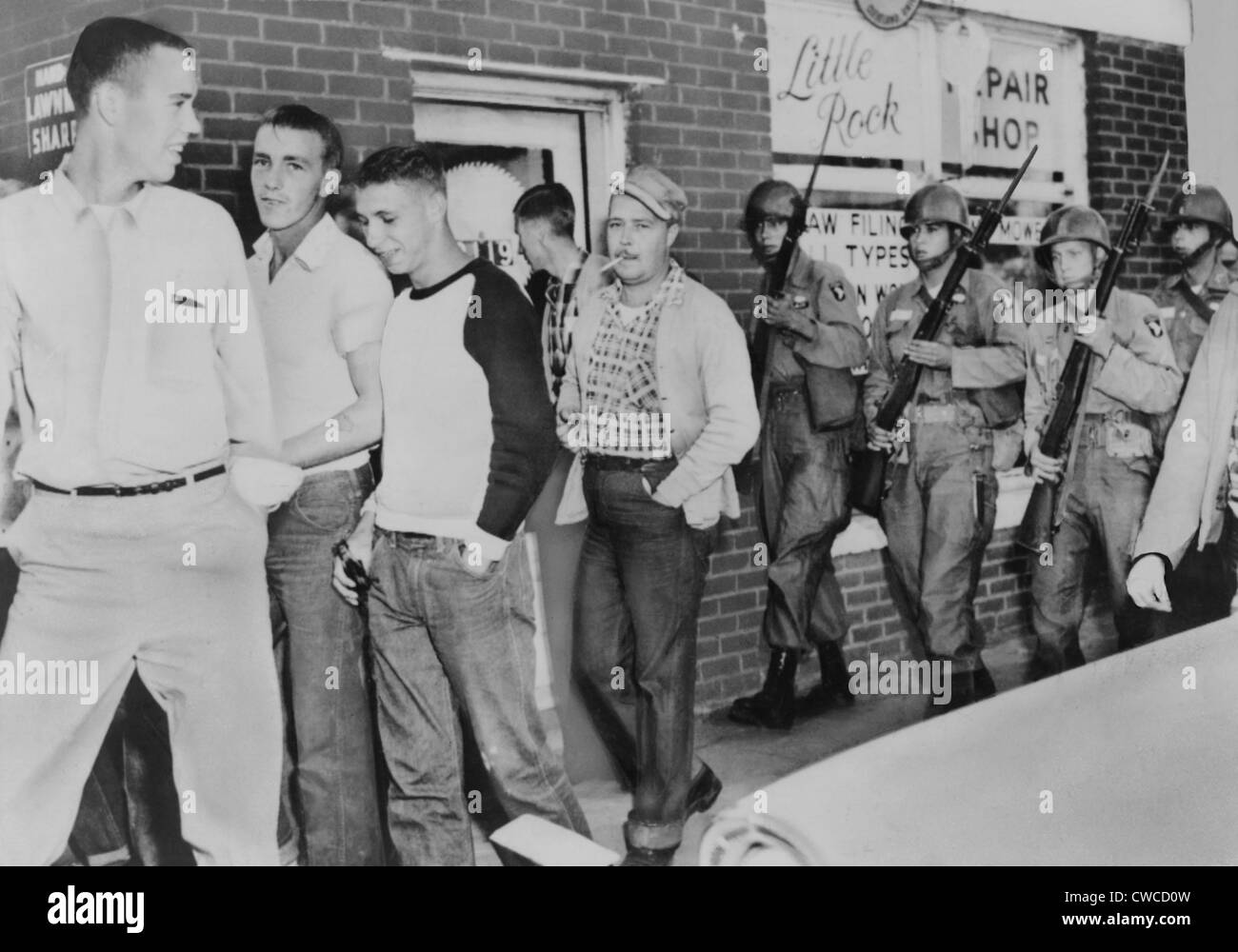 Soldaten der 101. US-Luftlandedivision bewegen eine Schar von weißen jungen Männer Weg von vor Central High School in Little Rock, Stockfoto