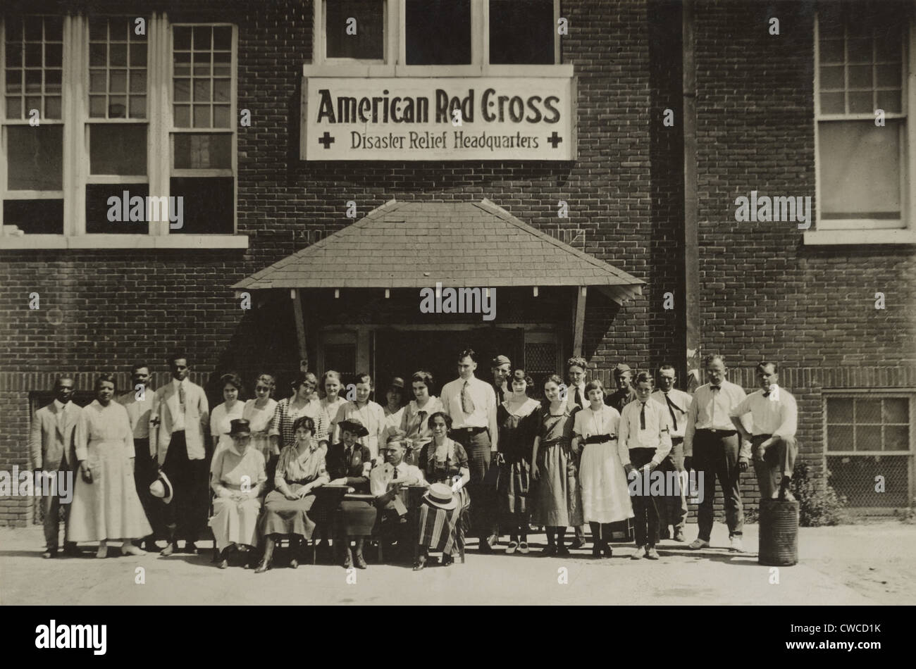 Tulsa Oklahoma Race Riot von 1921. Afroamerikaner und weiße Helfer vor dem roten Kreuz Disaster Relief Hauptquartier. Stockfoto