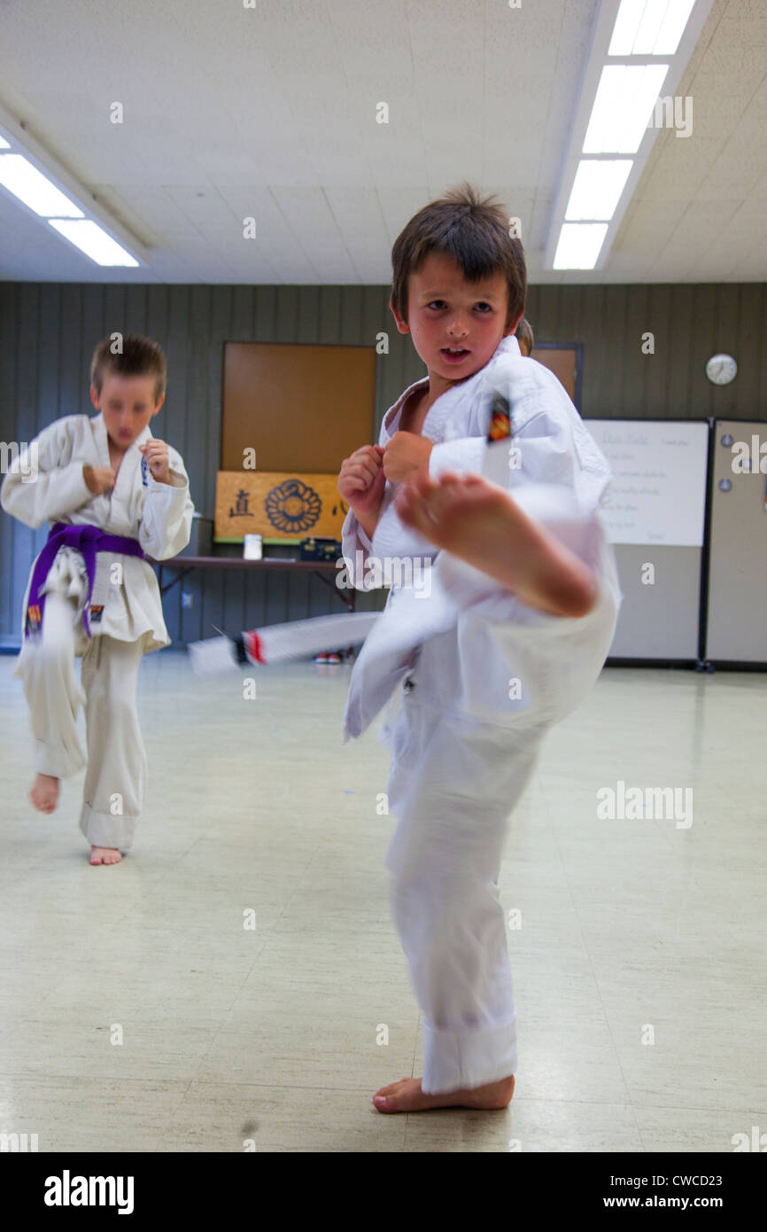 Kleiner Junge üben Karate in San Diego, CA Stockfoto