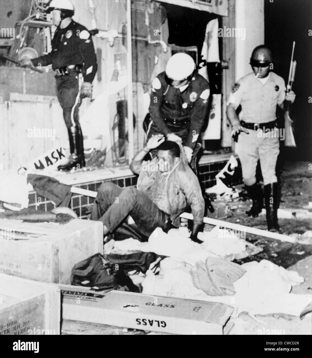 Polizei von Los Angeles ziehen schwarze Jugendlichen aus einem Geschäft geplündert. 13. August 1965. Stockfoto