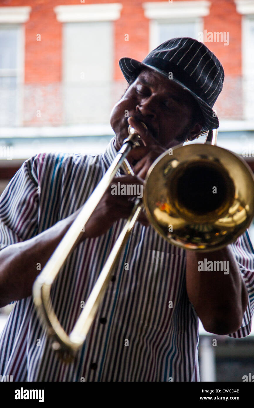 Jazz Musiker spielt Posaune im French Quarter, New Orleans, LA Stockfoto
