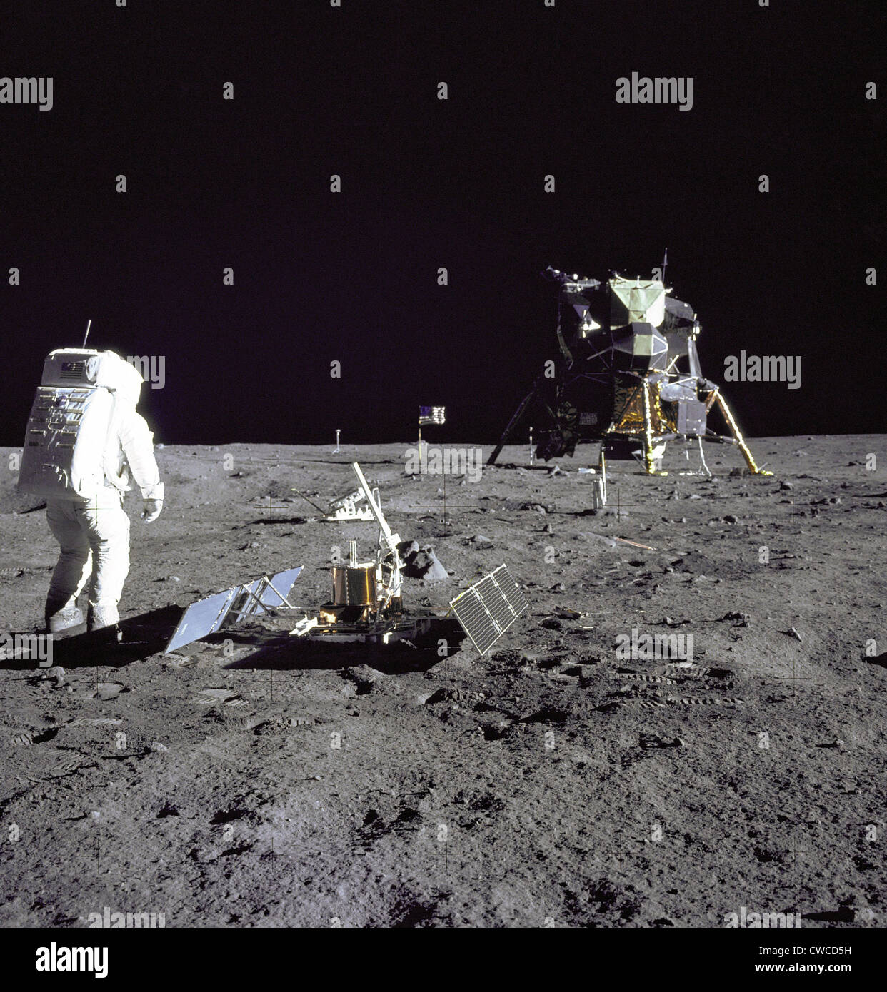 Apollo 11 Astronaut Edwin Aldrin blickt zurück auf Tranquility Base. Aldrin nur eine passive seismische Experiment und ein Laser eingesetzt Stockfoto