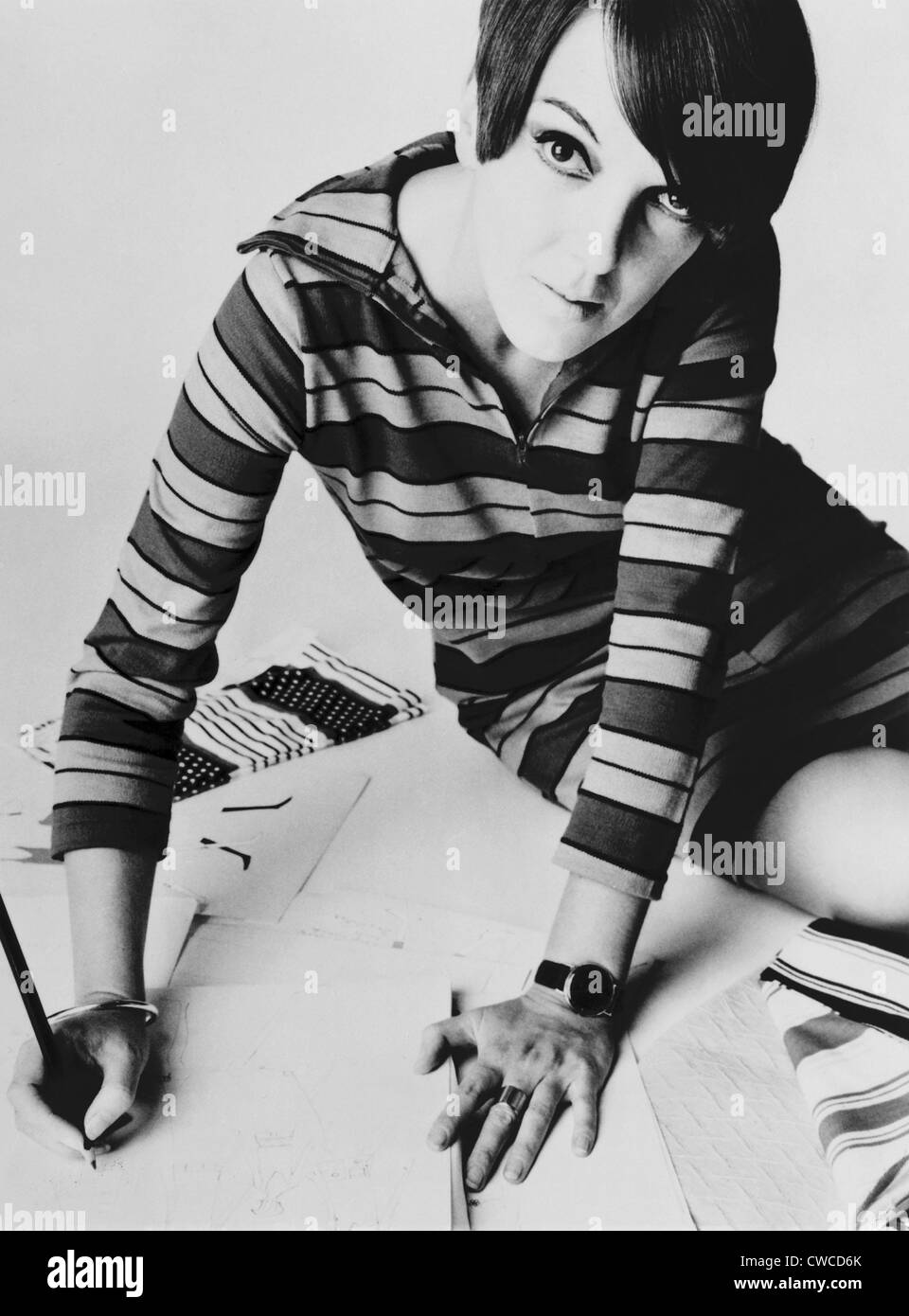Mary Quant, britische Modedesignerin mod. Ihre Jugendliche Kleidung vorgestellten Mini-Röcke, Strumpfhosen und hellen Farben, die neu erfunden Stockfoto