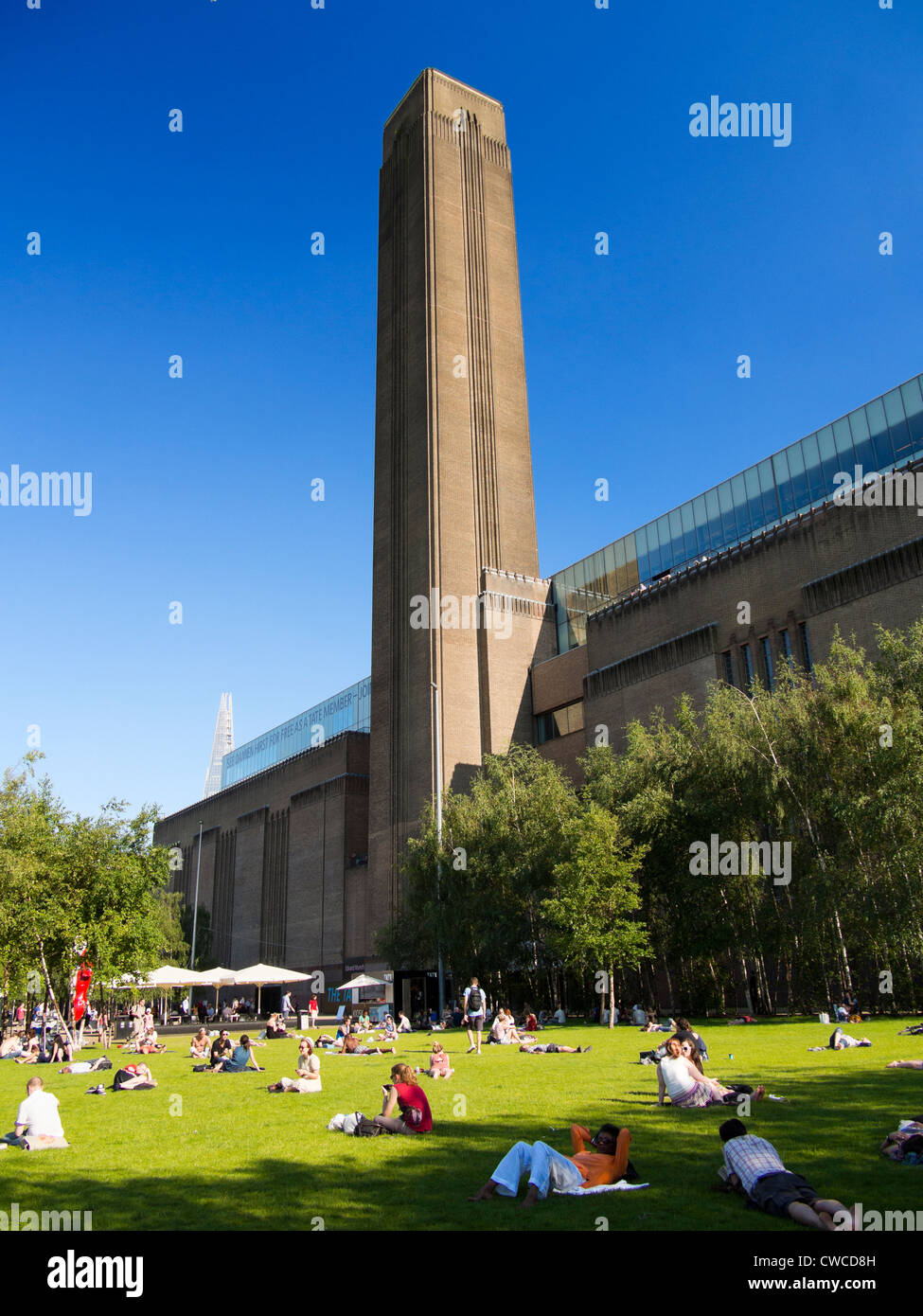 Genießen einen schönen Sommertag vor der Tate Modern Gallery Millbank London Stockfoto