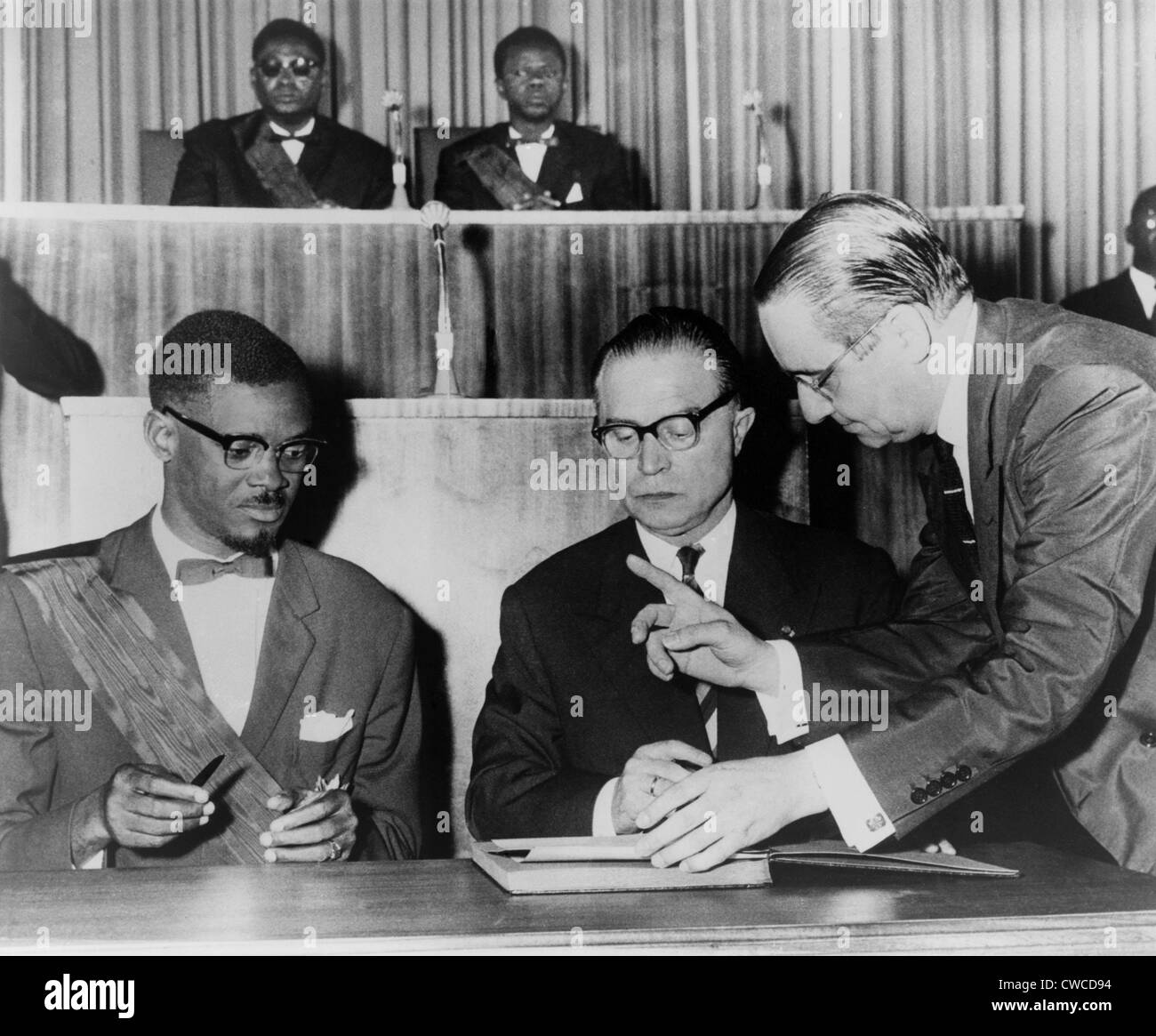 Premierminister Lumumba und Belgien Premier Eyskens Unterzeichnung des Gesetzes der Unabhängigkeit. Die Zeremonie fand im Palais de Stockfoto
