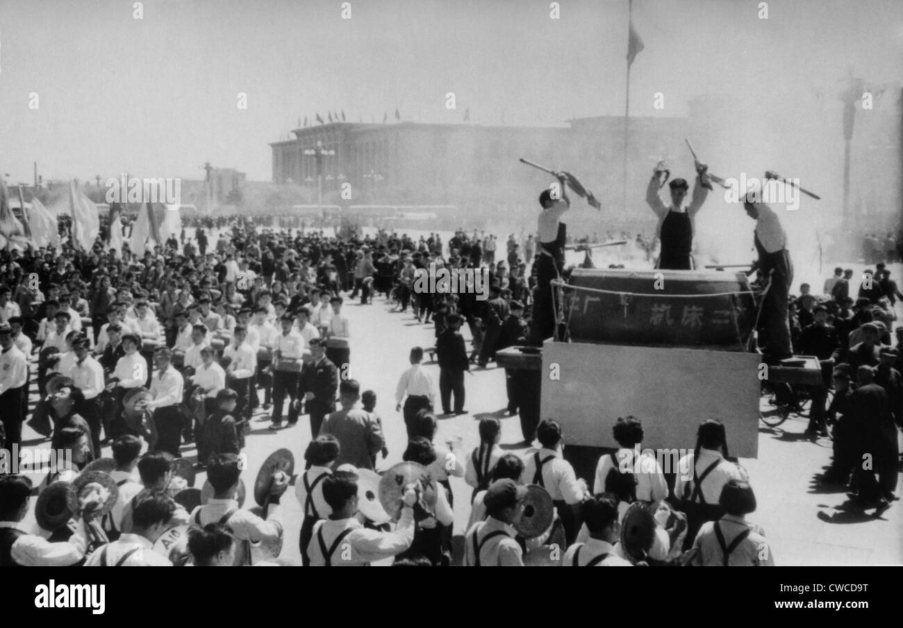 Mai-Tag in Peking. Menschen Parade vorbei ein Band mit einer massiven Trommel. Platz des himmlischen Friedens, Peking, China. 1. Mai 1963. Stockfoto