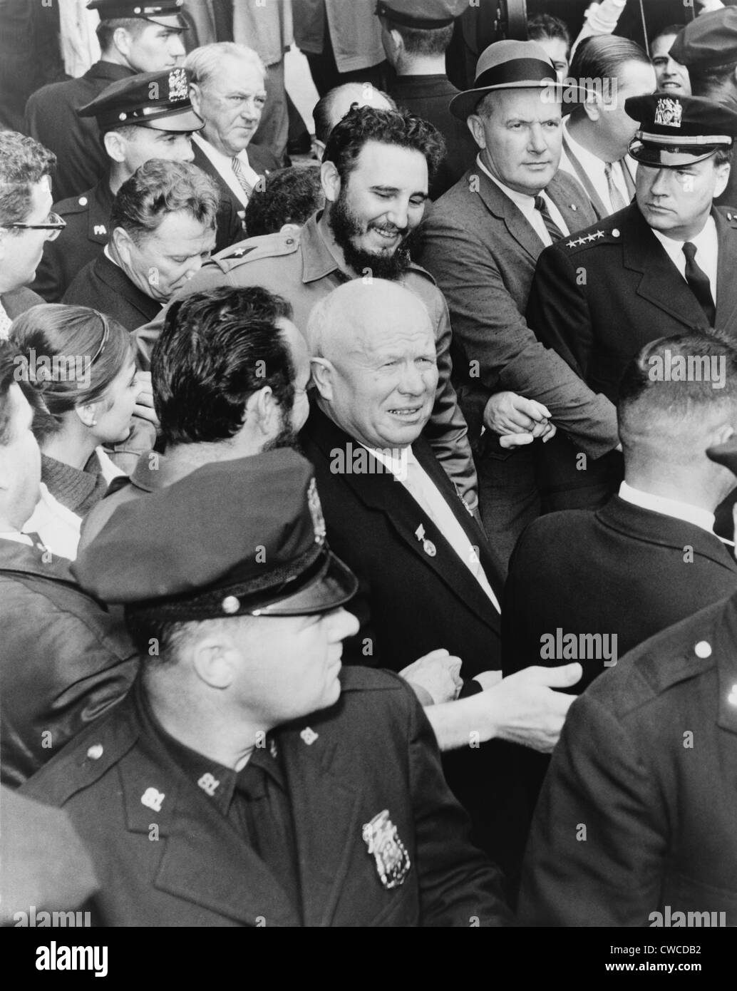 Fidel Castro und Nikita Khrushchev inmitten einer Menschenmenge New York City während der 1960 UN-Generalversammlung. Stockfoto