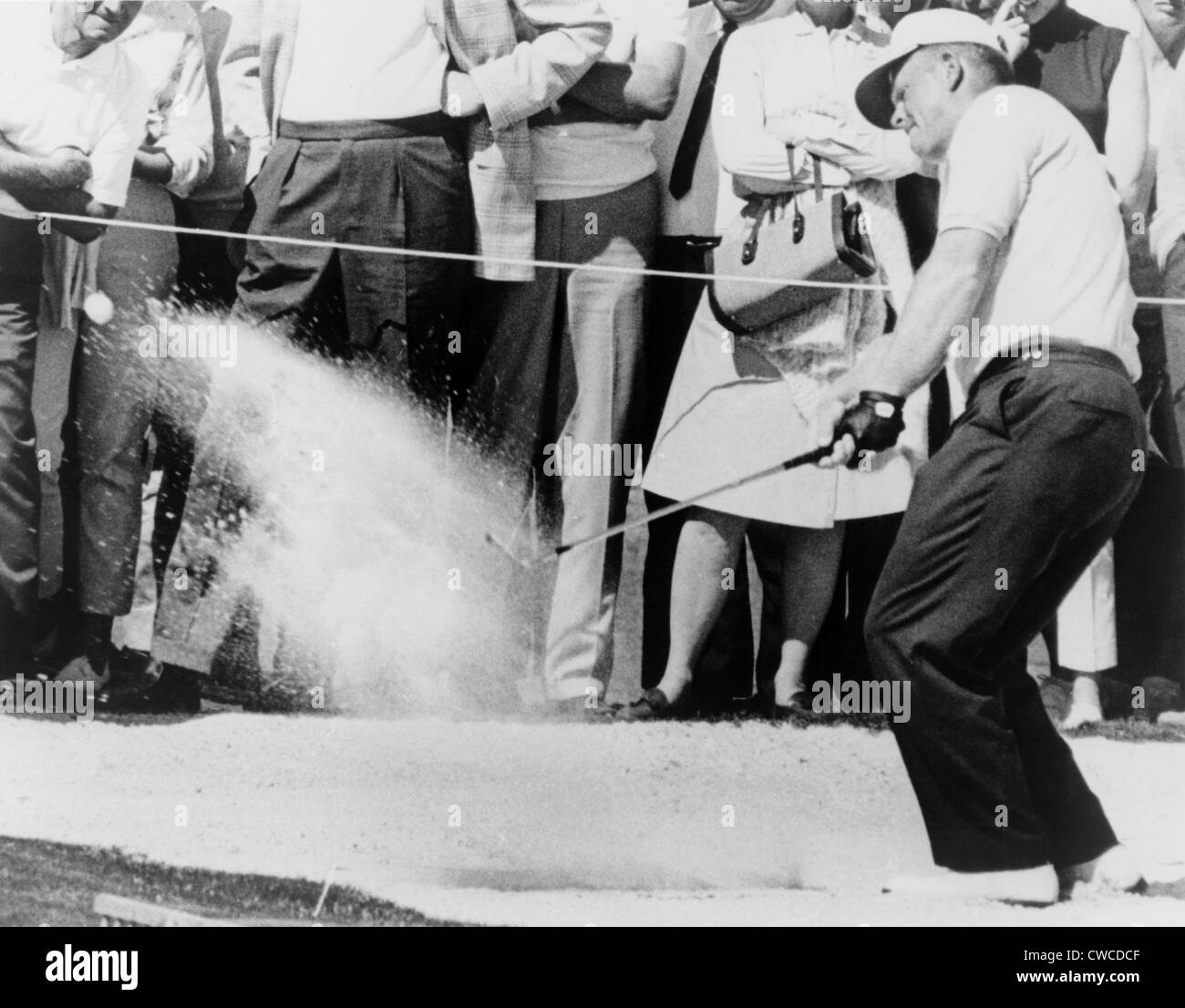Jack Nicklaus Golfball aus dem Sandfang 1965 schlagen. Stockfoto
