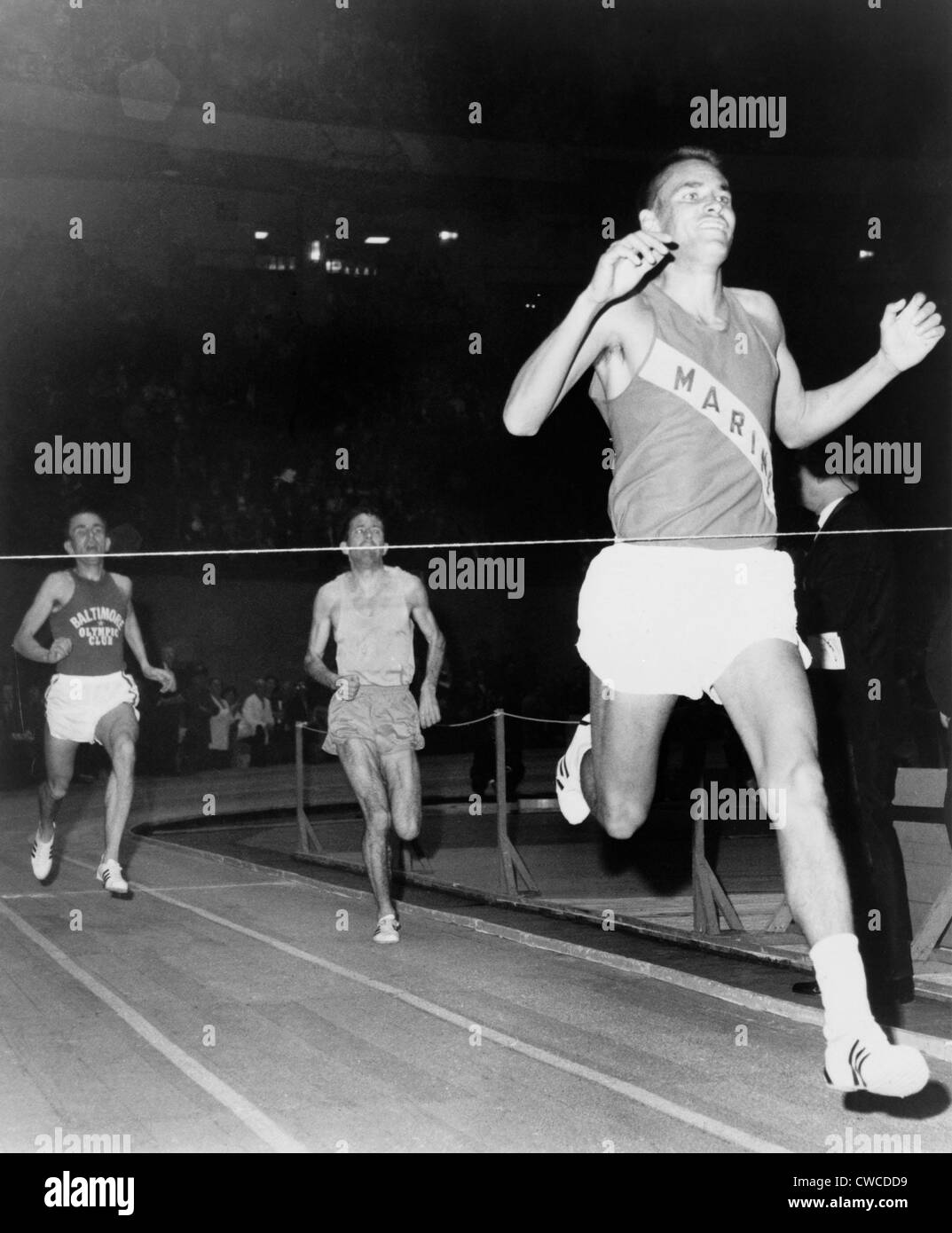 Olympiasieger, Billy Mills, gewinnt die drei-Meile laufen im Madison Square Garden im Jahr 1965. Mills wurde der zweite gebürtige Stockfoto