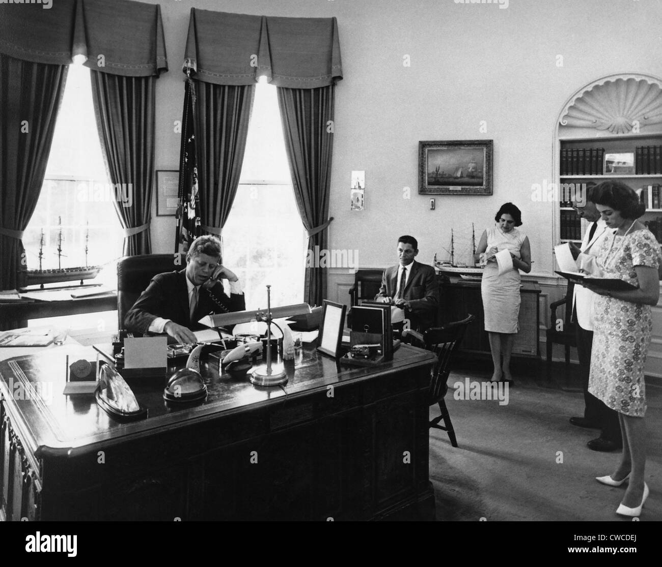 Präsident John Kennedy spricht AMVETS Convention in New York City per Telefon. Mitarbeiter und Journalisten machen Sie sich Notizen während er spricht Stockfoto