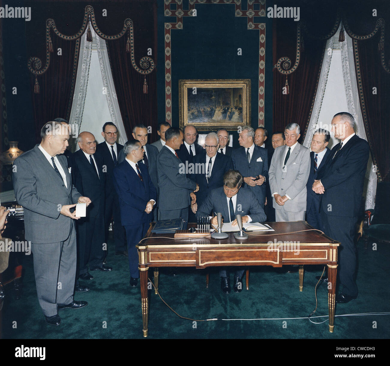 Präsident Kennedy Unterzeichnung der Kernwaffenteststopp-Vertrag die Atomtests in der Atmosphäre, im Weltraum und unter Wasser verboten. Stockfoto
