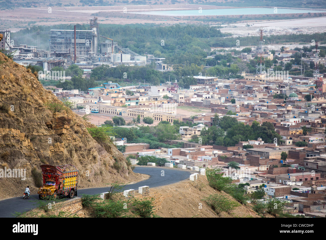 Jingle LKW aufsteigender neben der Stadt Khewra, Pakistan Stockfoto