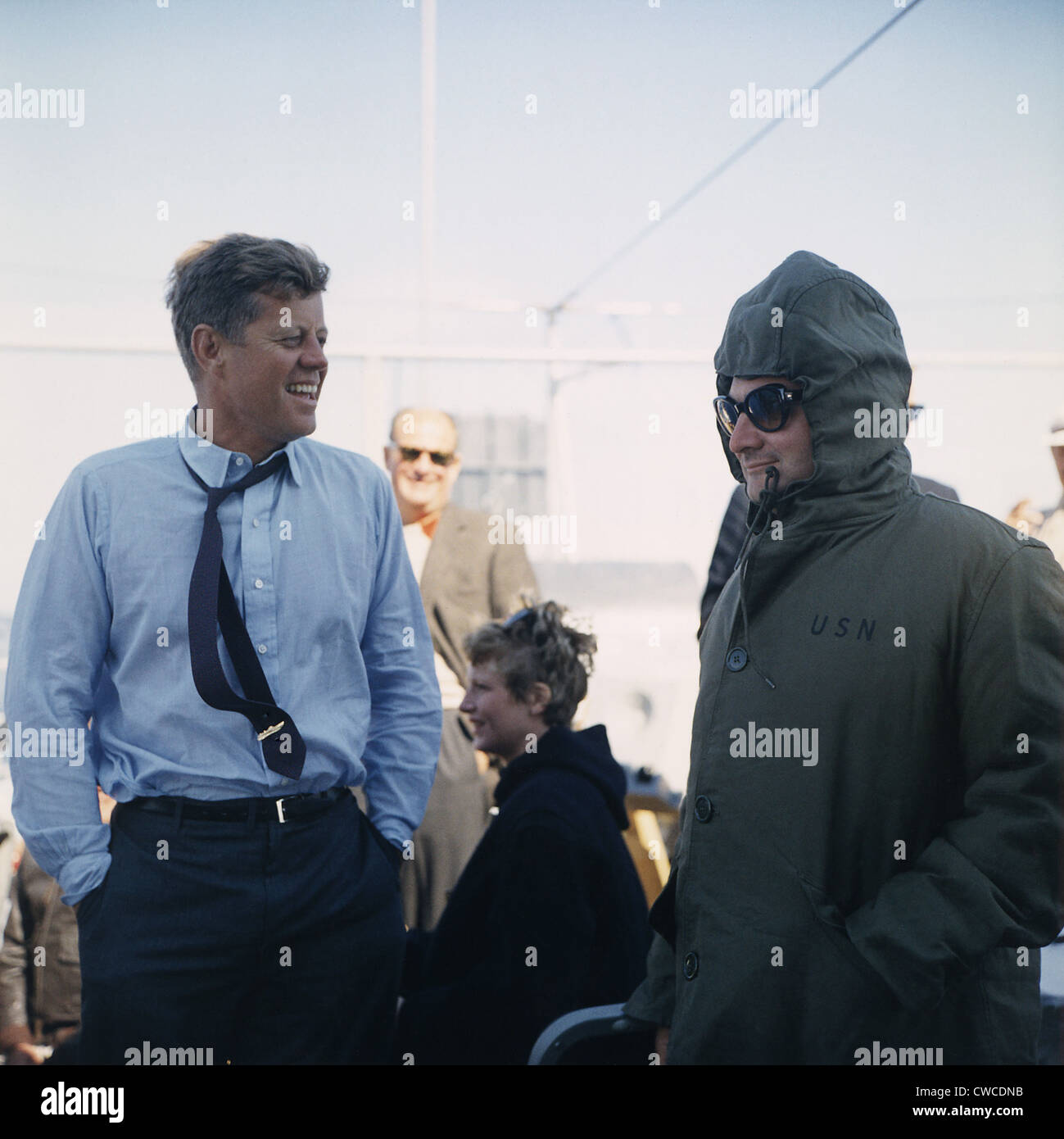 Präsident Kennedy steht neben seinem gebündelt Pressesprecher, Pierre Salinger. Sie sind der America Cup Race aus beobachten. Stockfoto