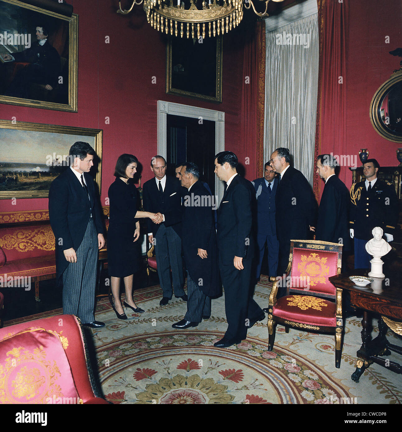 Edward Kennedy, Jacqueline Kennedy, ein Angier Biddle Duke Staatsoberhäupter und Diplomaten nach Präsident Kennedys erhalten Stockfoto