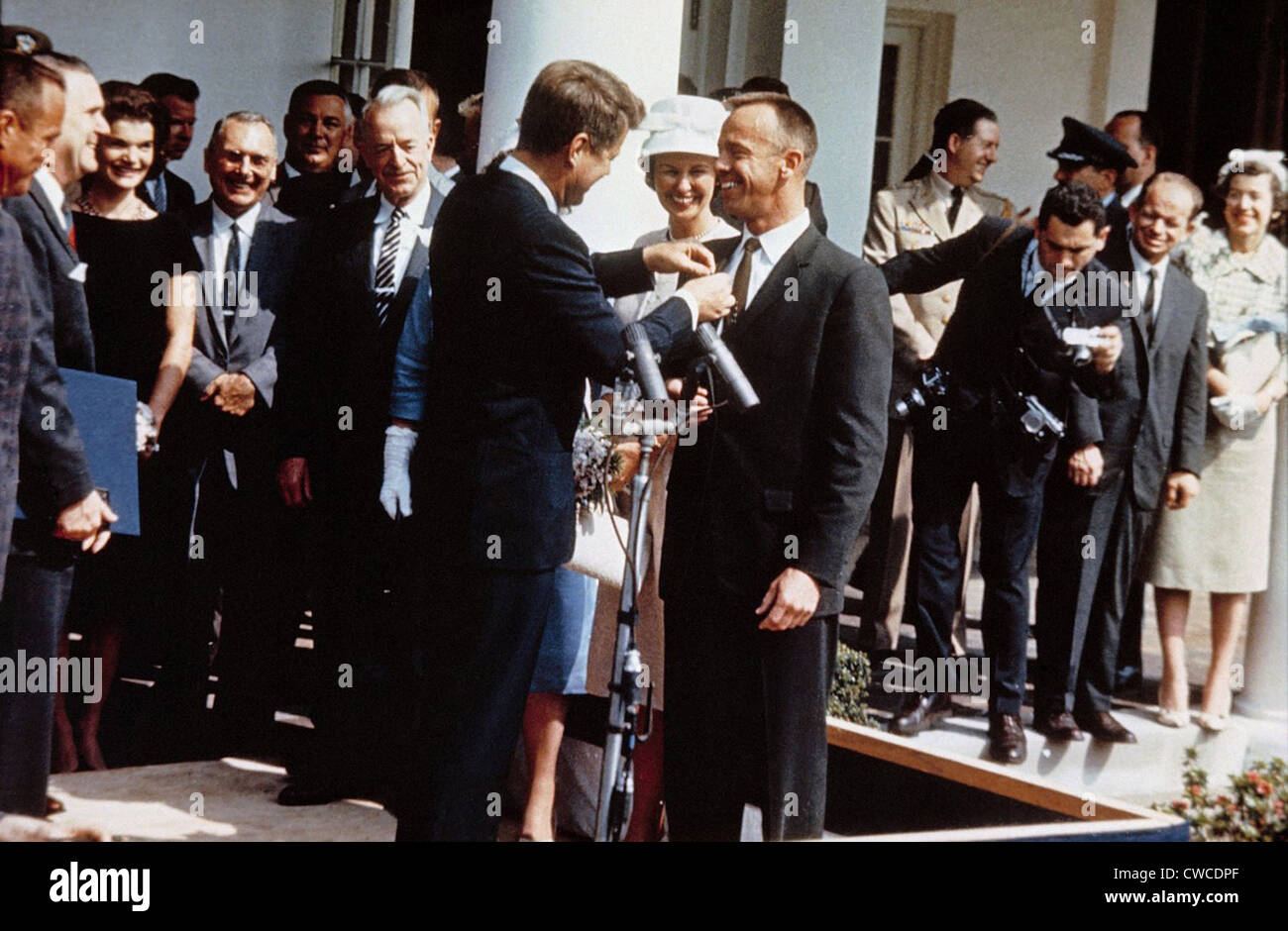 Präsident Kennedy pins der NASA Distinguished Service Medal auf der Jacke des Astronaut Alan Shepard in einer Rose Garden-Zeremonie. Stockfoto