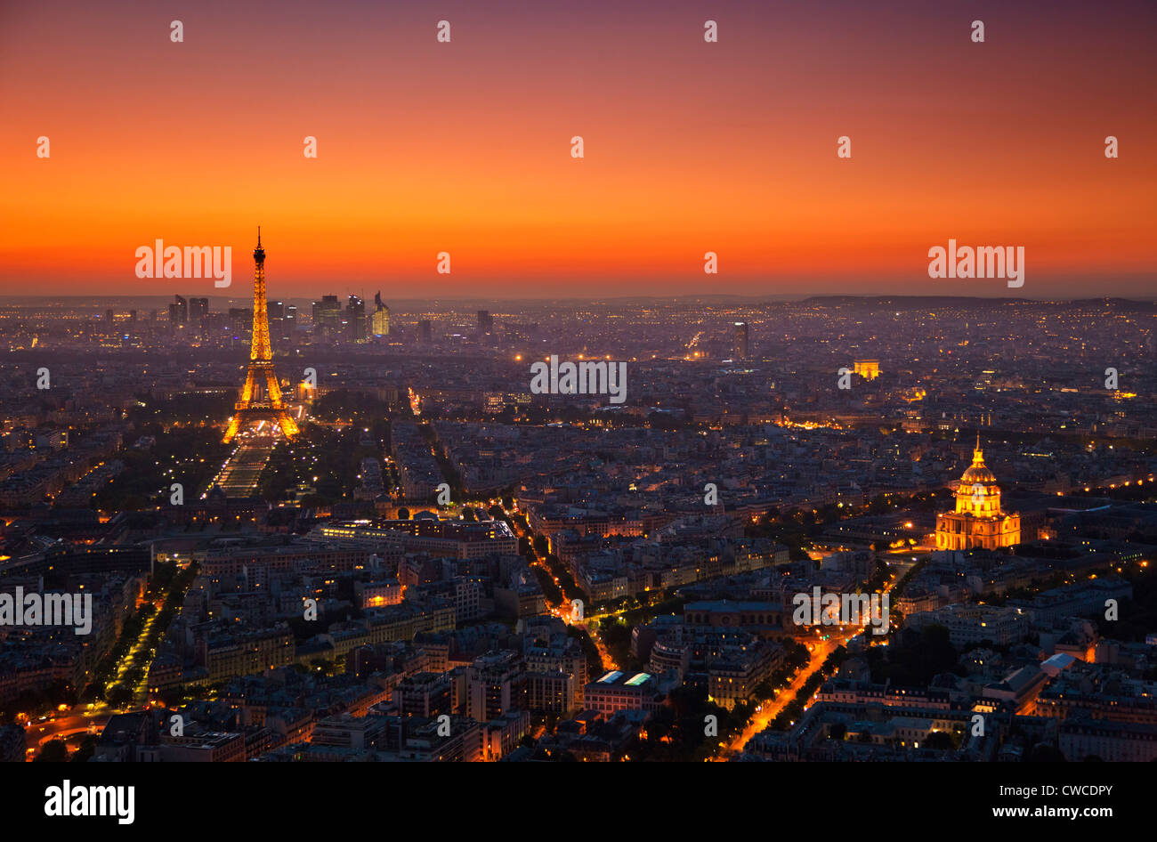 Paris-Skyline bei Sonnenuntergang zeigt den Eiffelturm und den umliegenden Gebieten Frankreich EU Europa Stockfoto