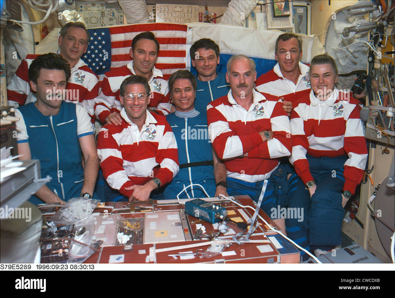 Astronauten und Kosmonauten an Bord der russischen Weltraumstation. Russen sind blau, und die Amerikaner tragen rote Streifen tragen. Stockfoto