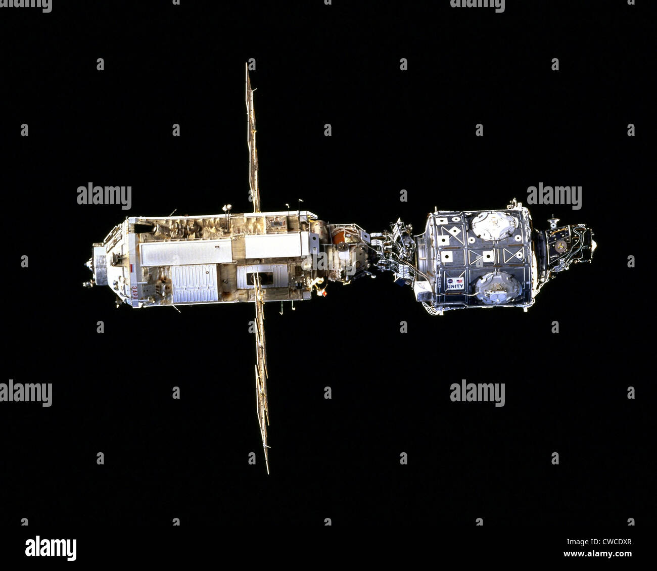 Internationale Raumstation ISS im Jahr 1998. Der Russe machte Sarja (links) mit den USA angedockt gemacht Unity-Modul der ersten Phase des Stockfoto