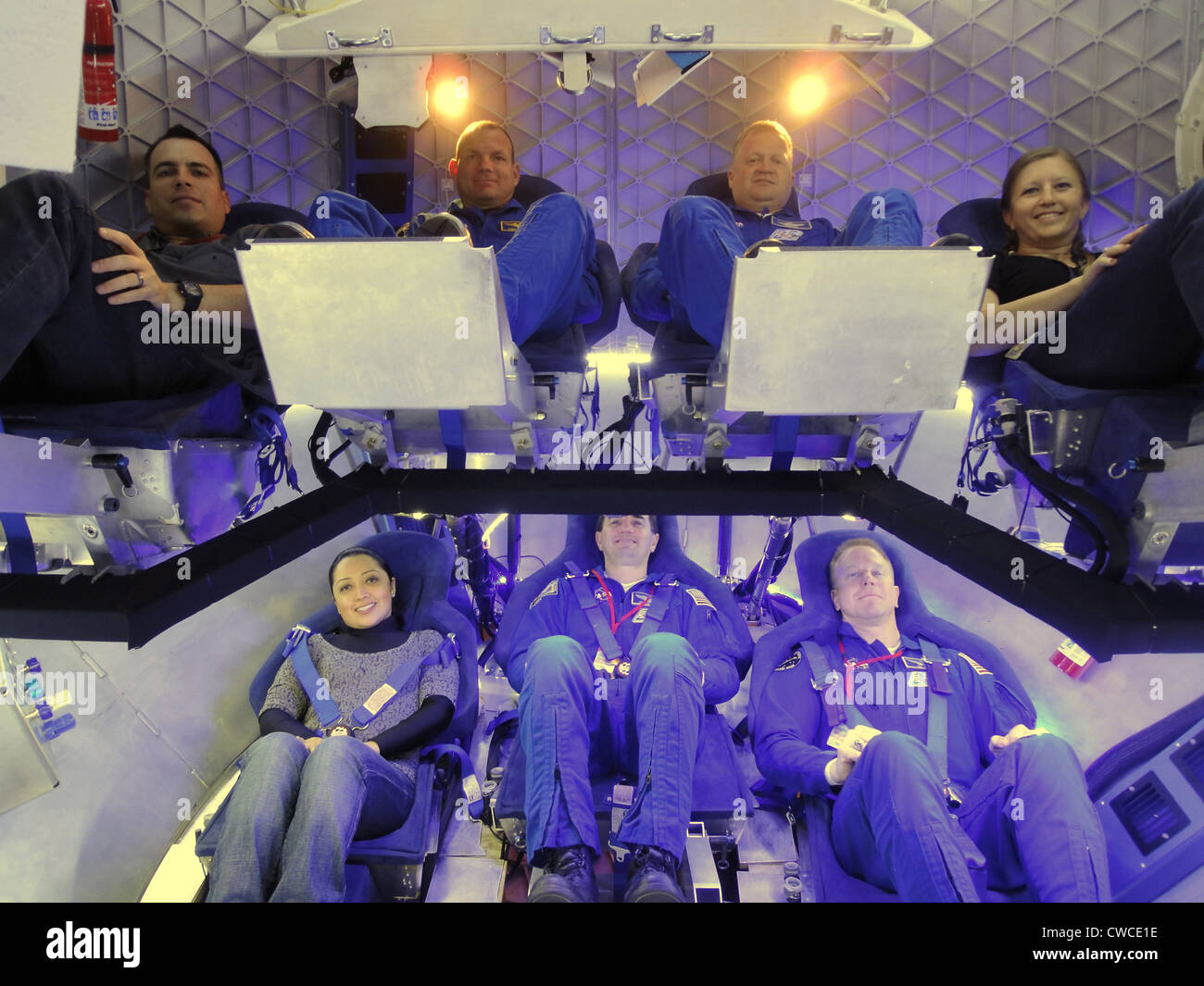NASA-Astronauten und Branchenexperten schauen Sie sich die Besatzung-Unterkünfte in der Dragon-Raumschiff in der Entwicklung befindlichen Raum Stockfoto